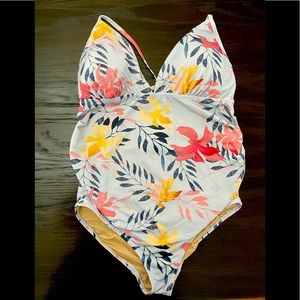 A Pea In the Pod bathing suit size M never worn